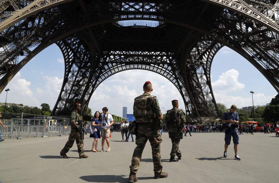 Seis soldados franceses heridos en un atropello al noroeste de París.