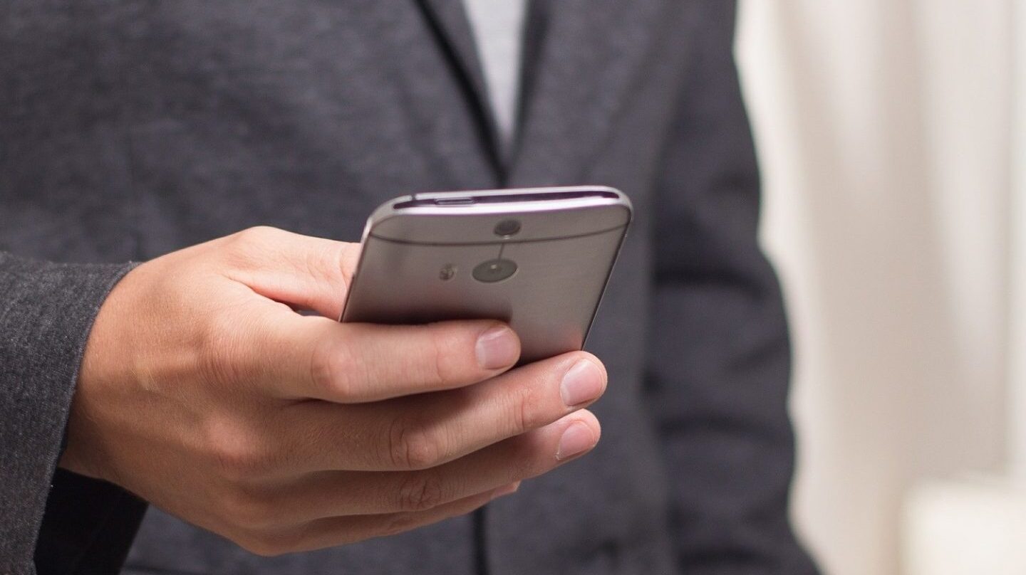 Facua denuncia a 18 aseguradoras por contar con teléfonos 901 y 902.