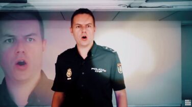 El policía que más da el 'do de pecho'