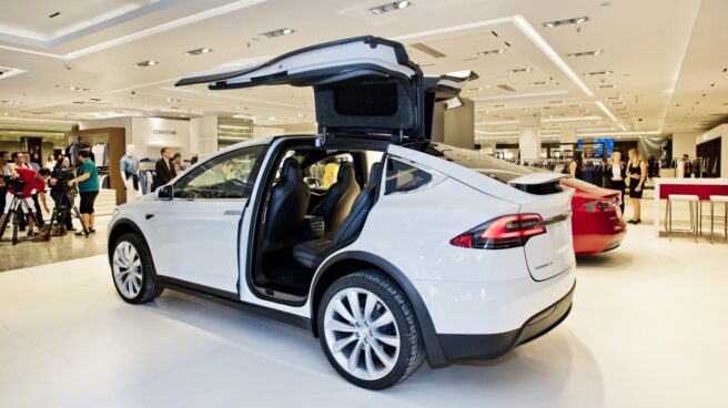 El Corte Inglés venderá en Madrid los coches de Tesla hasta que abra su propia tienda