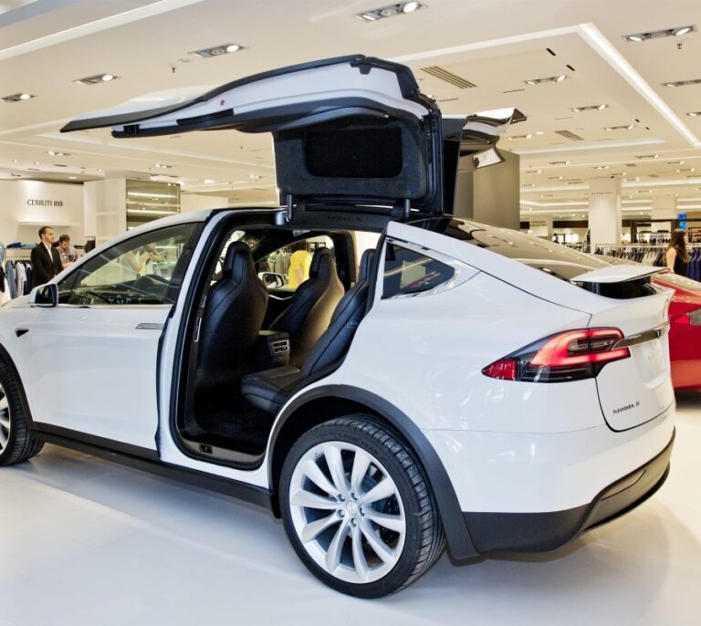 El Corte Inglés venderá en Madrid los coches de Tesla hasta que abra su propia tienda