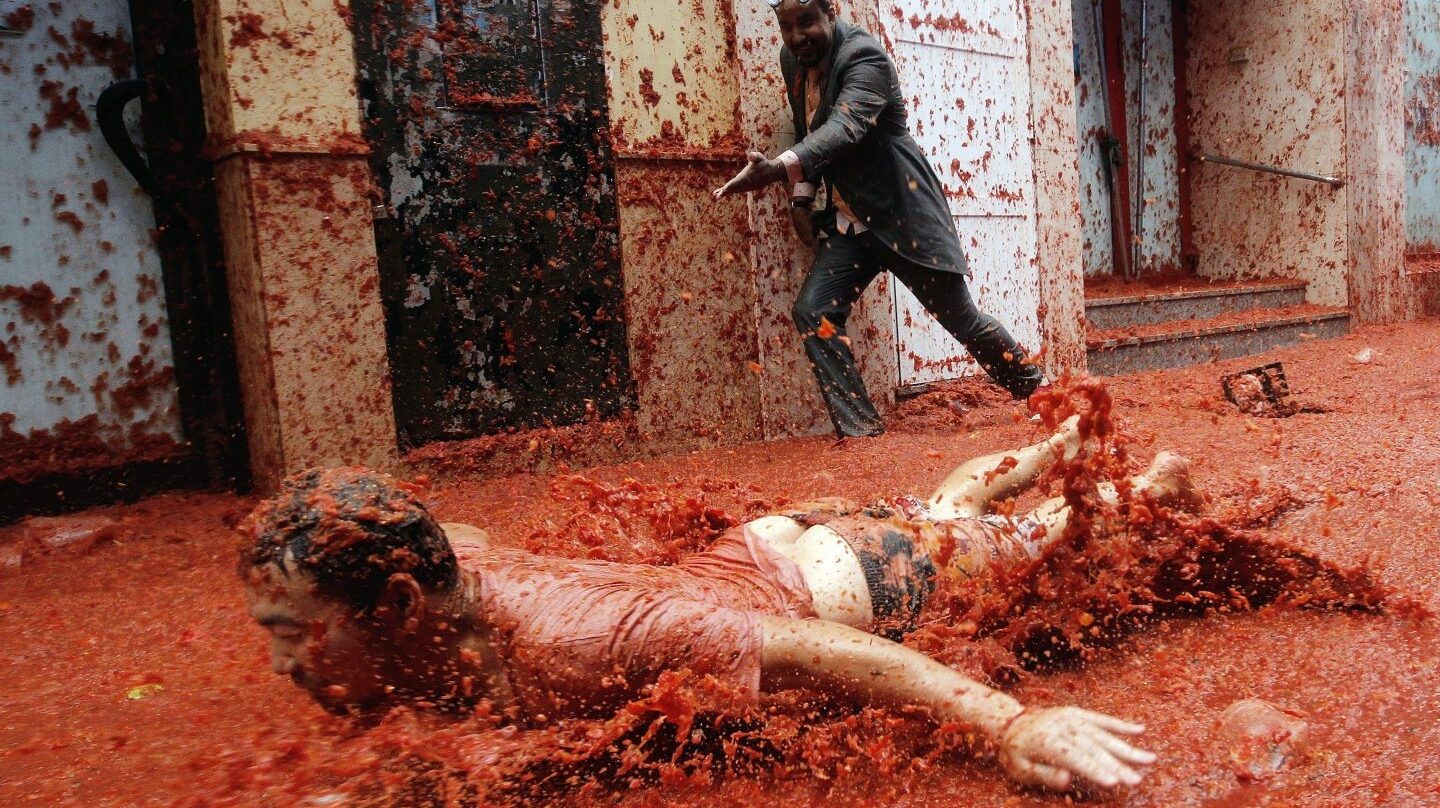 Buñol, de rojo tomatina