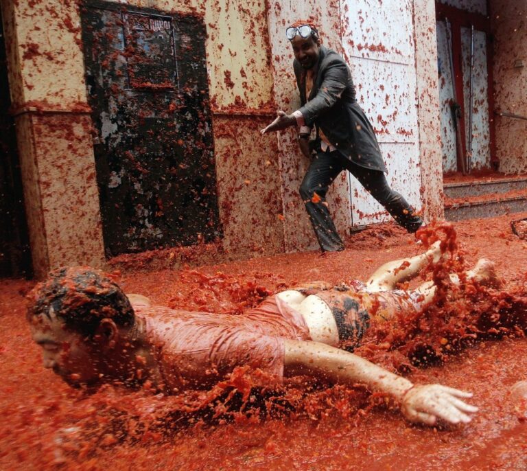 Buñol, de rojo tomatina