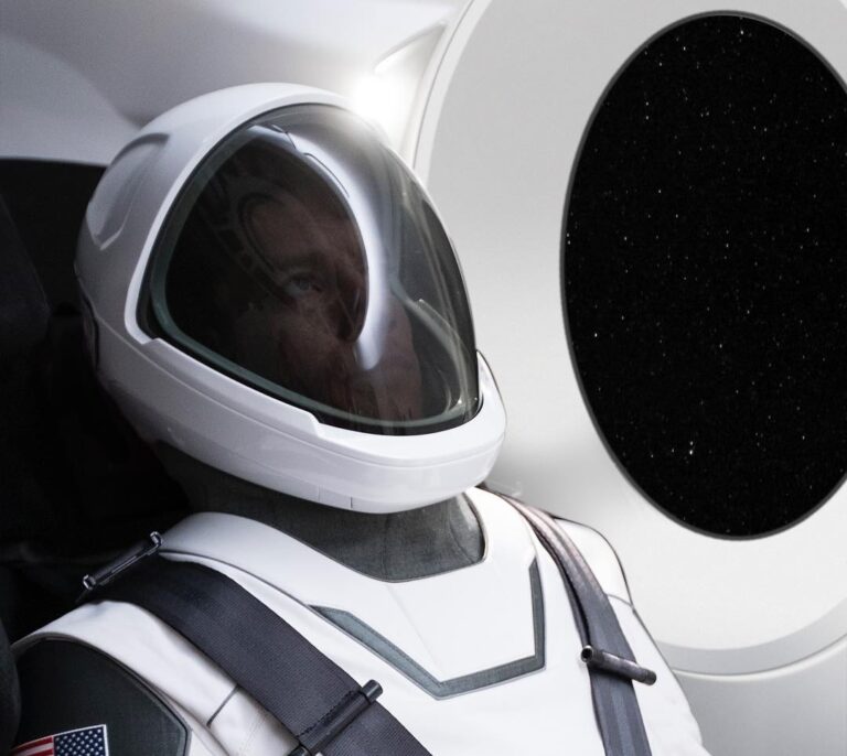 Space X presenta el traje de sus futuras misiones espaciales