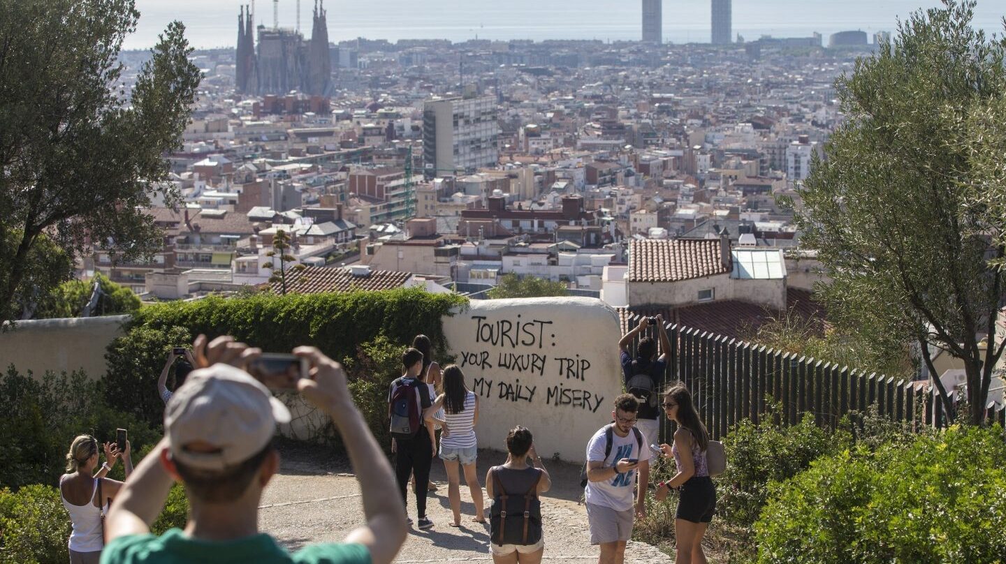 Pintada contra el turismo en el Parque Güell de Barcelona.