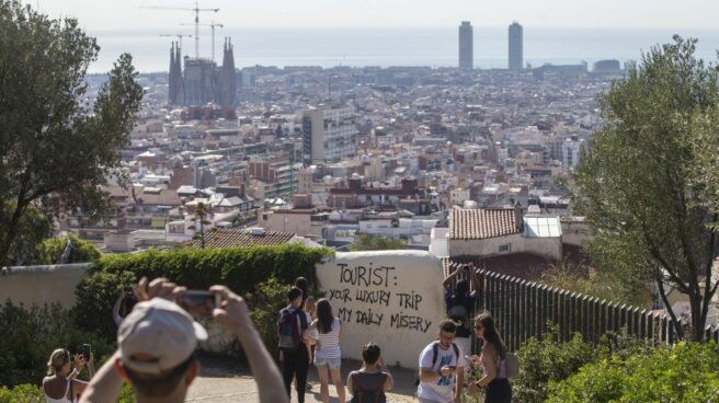 turismofobia Barna Efe Pintada contra el turismo en el Parque Güell de Barcelona.