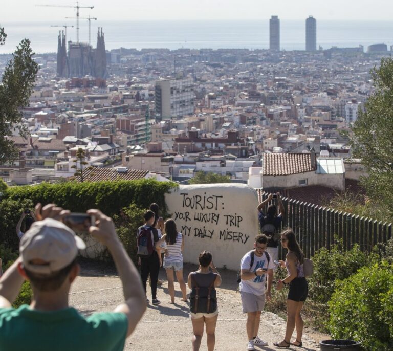 Los turistas gastan el récord de 60.461 millones hasta agosto, un 14,2% más