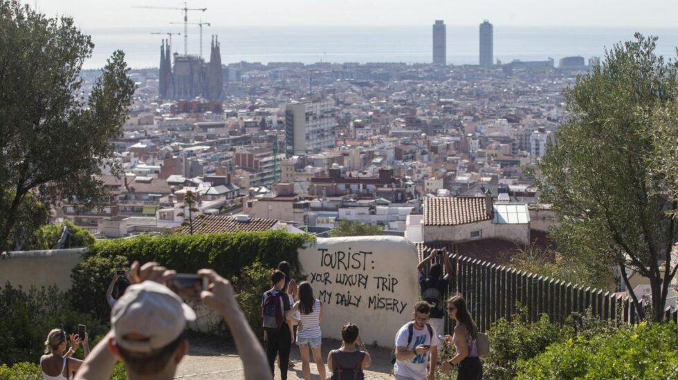 Pintada contra el turismo en el Parque Güell de Barcelona.