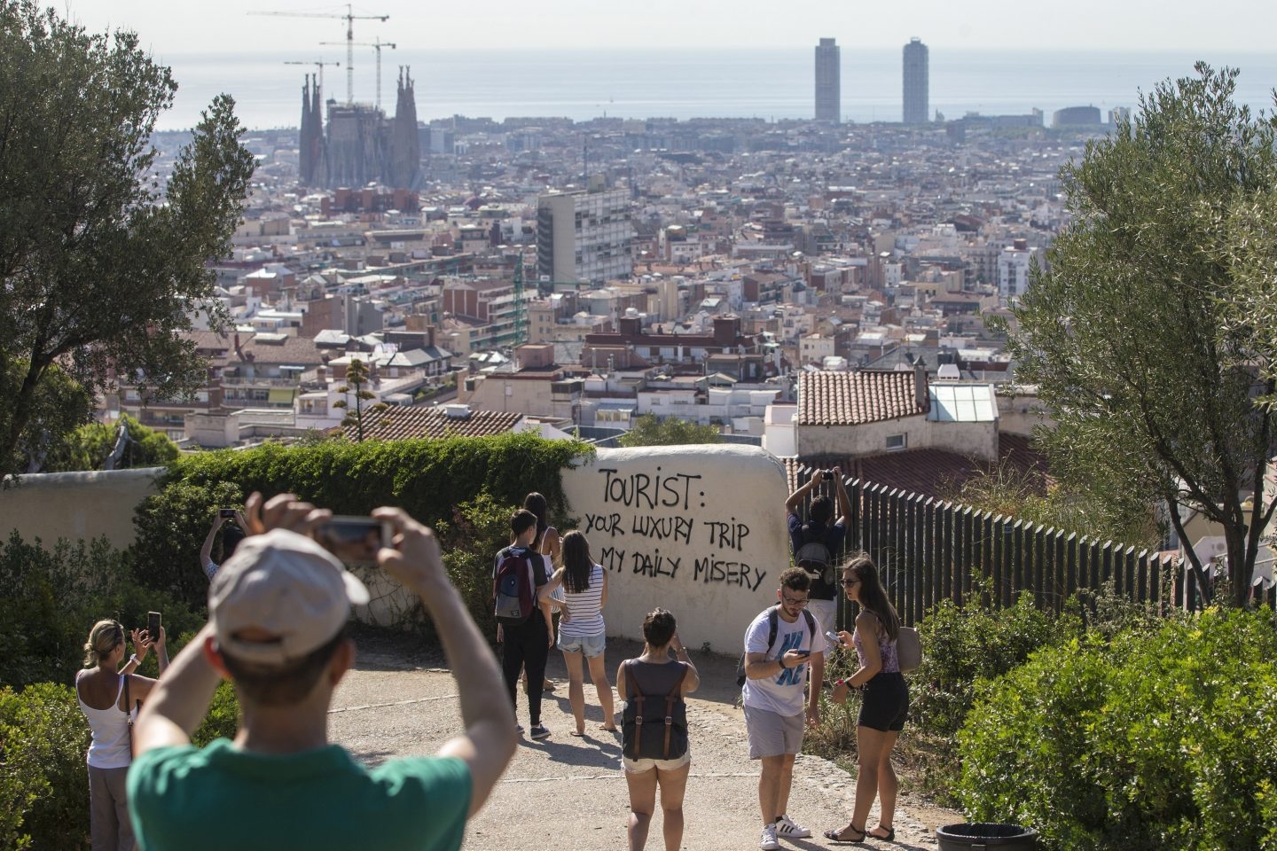 Pintada contra el turismo en el Parque Güell de Barcelona.