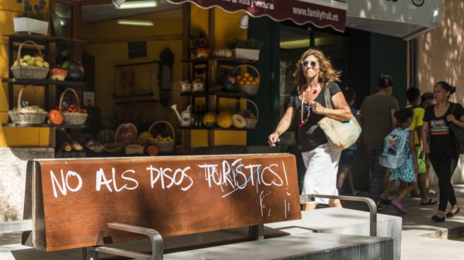 Pintada contra los pisos de alquiler turístico en Palma de Mallorca.