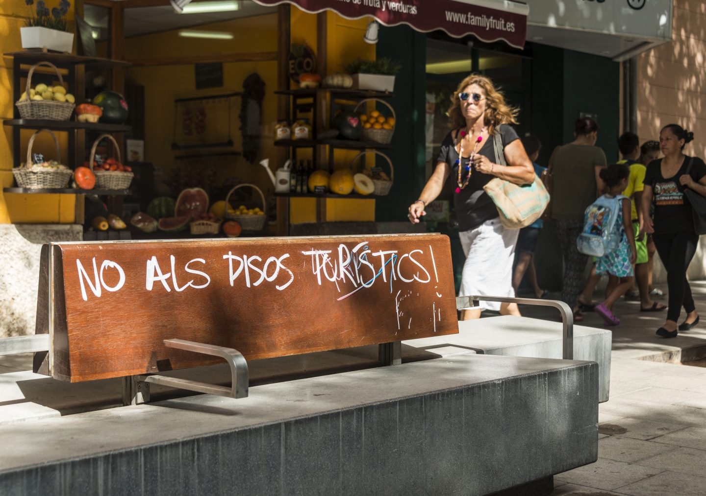 Pintada contra los pisos de alquiler turístico en Palma de Mallorca.