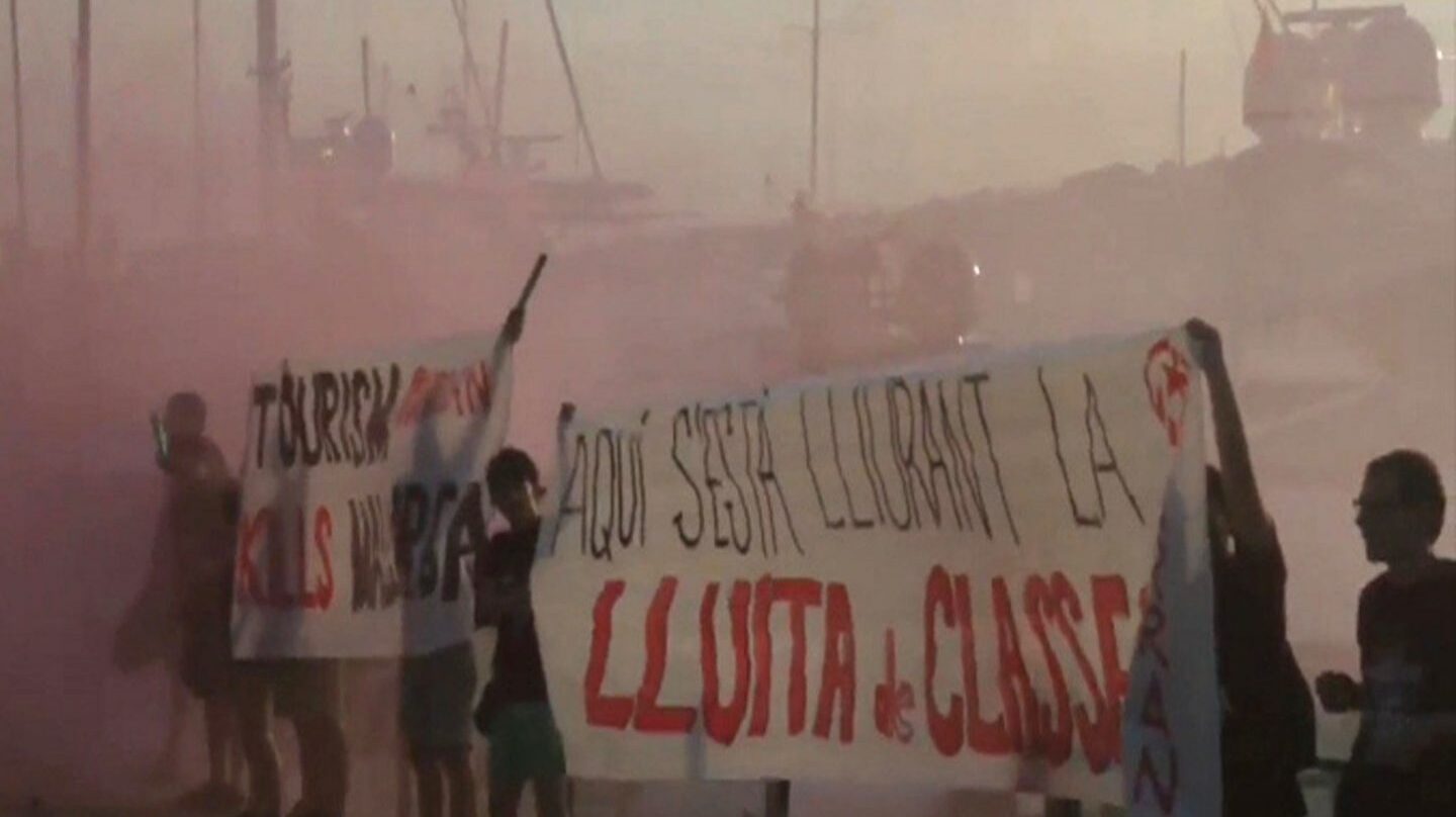Protesta de miembros de Arran contra el turismo en Palma de Mallorca.