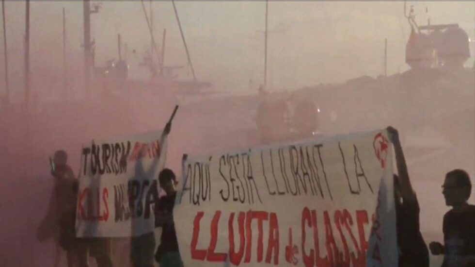 Protesta de miembros de Arran contra el turismo en Palma de Mallorca.