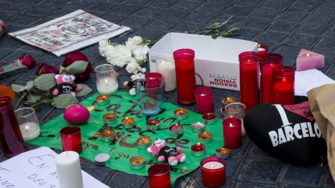 Velas, flores y mensajes en recuerdo de las víctimas del atentado,