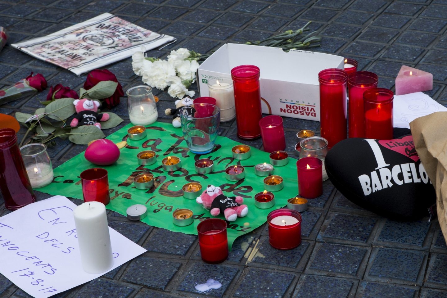 Velas, flores y mensajes en recuerdo de las víctimas del atentado,