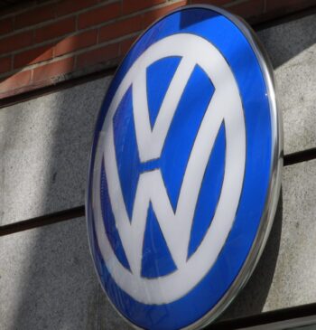 Volkswagen plantea un recorte de 100.000 empleos y el cierre de cuatro [...]