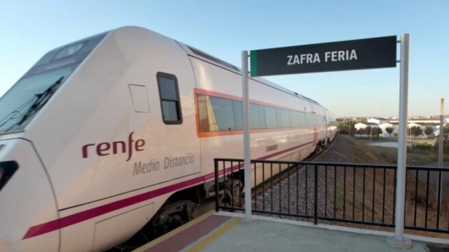 Apeadero de Zafra Feria (Badajoz, Extremadura), con un tren de Renfe de Media Distancia. Apeadero de Zafra Feria (Badajoz, Extremadura), con un tren de Renfe de Media Distancia.