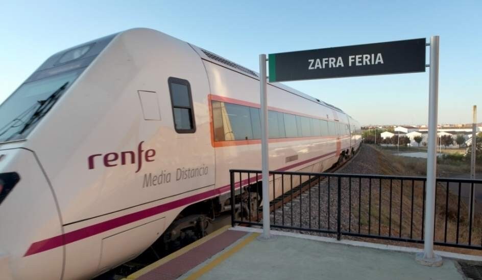 Apeadero de Zafra Feria (Badajoz, Extremadura), con un tren de Renfe de Media Distancia.