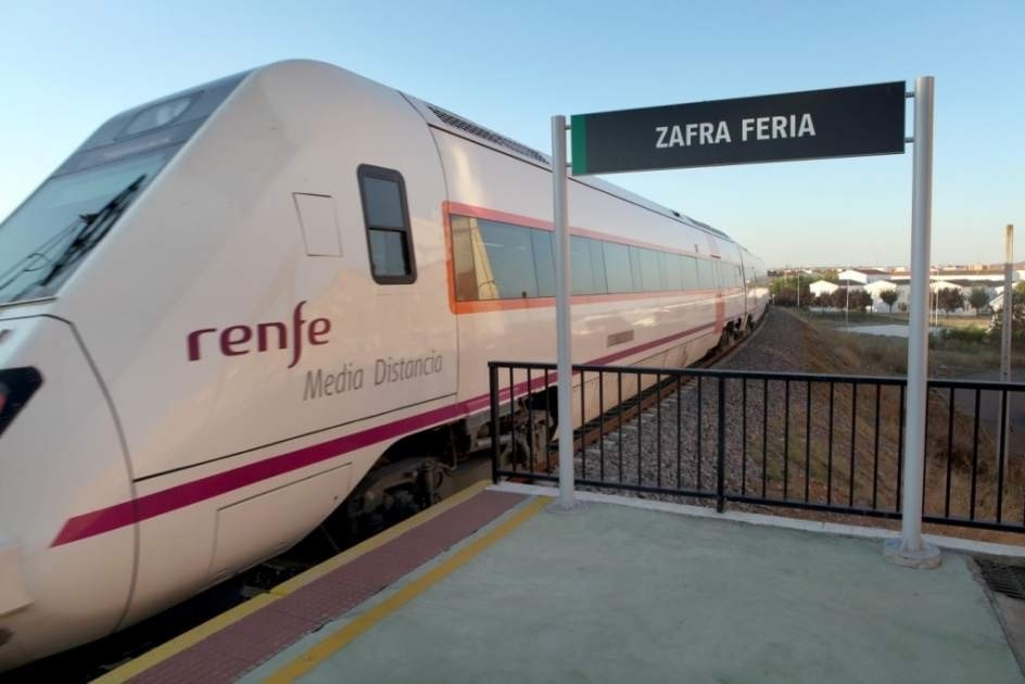 Apeadero de Zafra Feria (Badajoz, Extremadura), con un tren de Renfe de Media Distancia.
