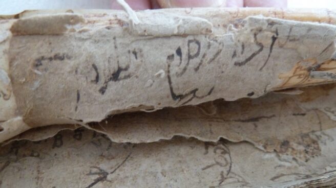 Detalle de varias capas de papel que forman el cartón oculto tras las cubiertas de piel que encuaderna el libro de cuentas manuscrito y que contienen escritura hebrea y latina (siglo XV)