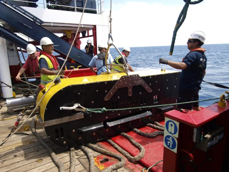 Equipo de DT1: vehículo remolcado a profundidad que lleva un sonar de barrido lateral y un perfilador de fondos (Archivo Museo Nacional de Arqueología Subacuática).