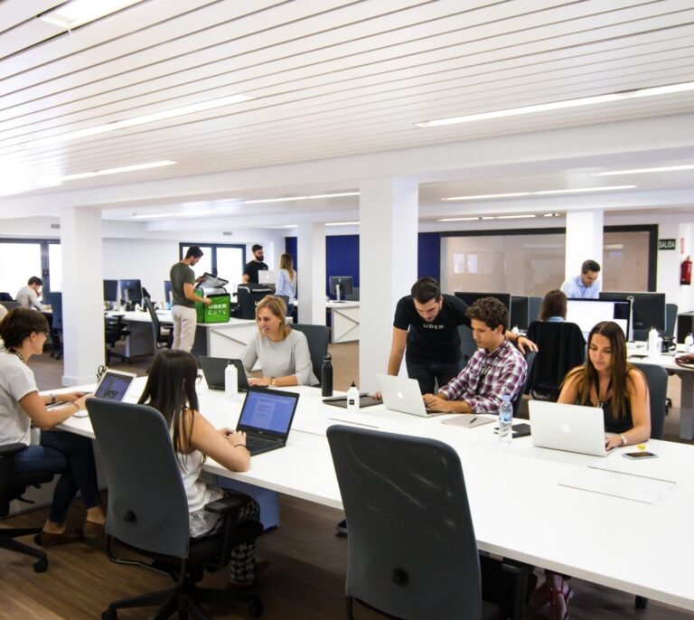 Uber cambia el sistema de tarifas e informará del coste exacto de los trayectos en Madrid