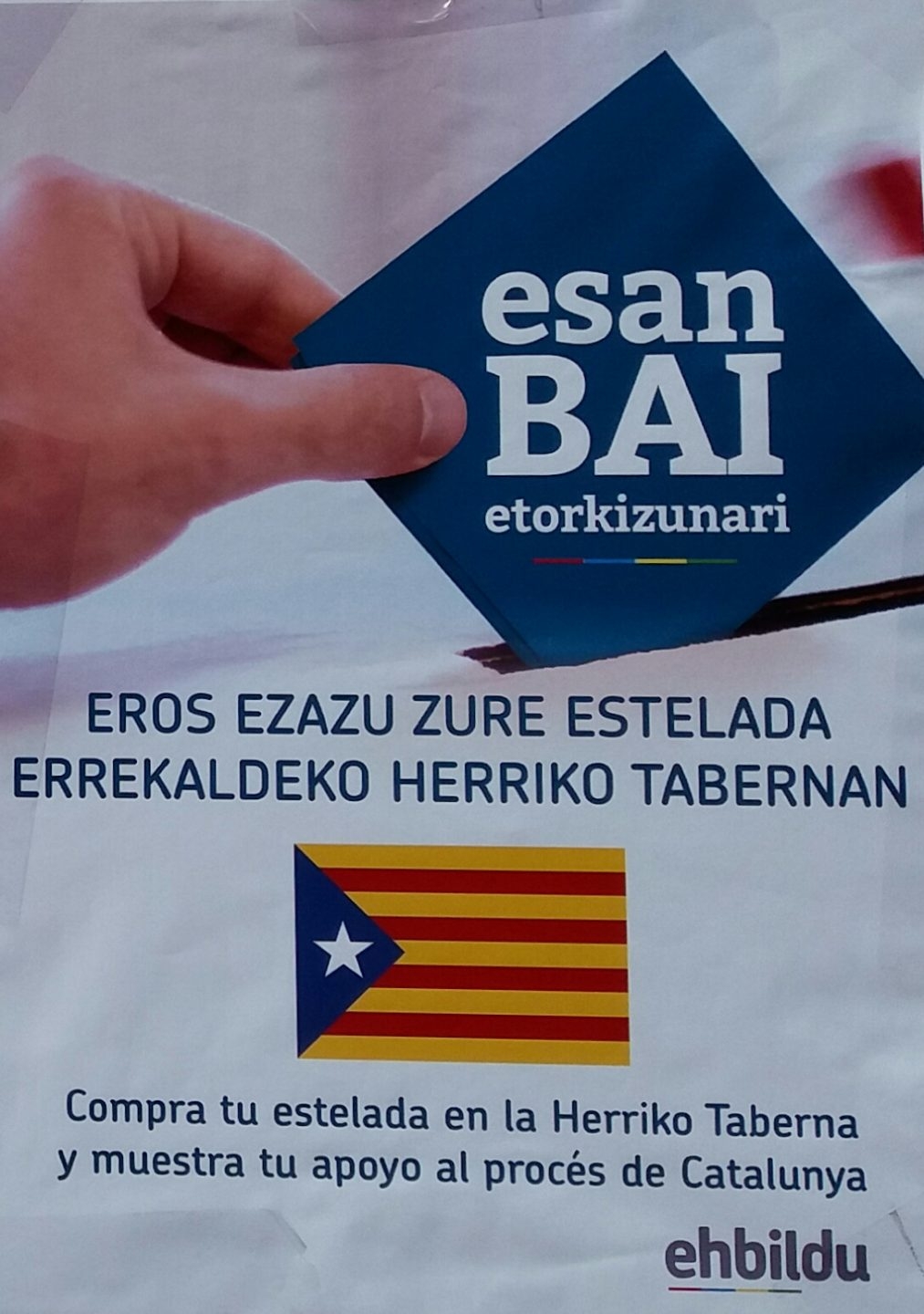 Uno de los carteles promovidos por EH Bildu en los que se insta a comprar esteladas en una 'Herriko Taberna'.
