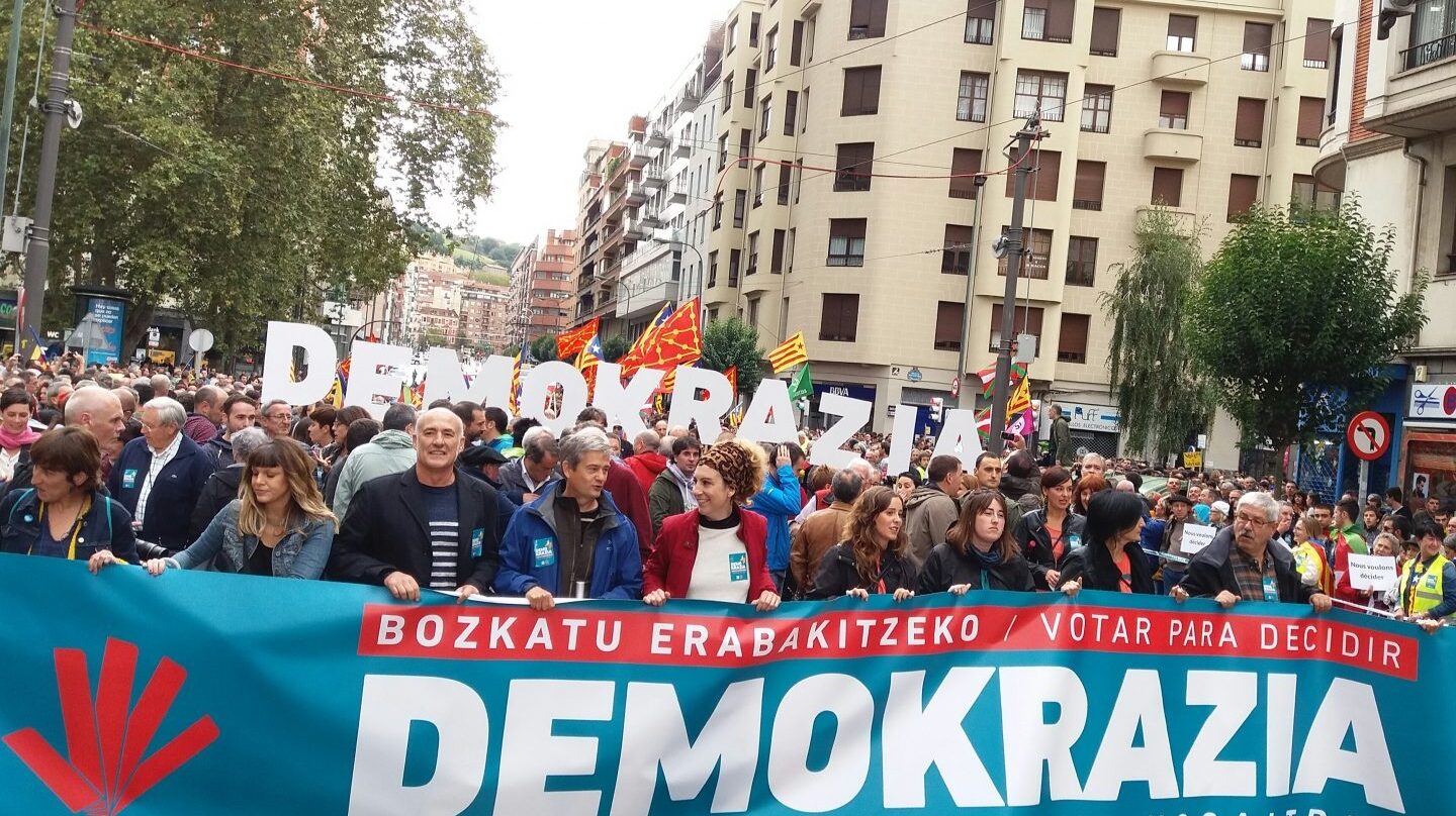 Decenas de miles de personas al inicio de la manifestacion en favor del referéndum celebrada en Bilbao.