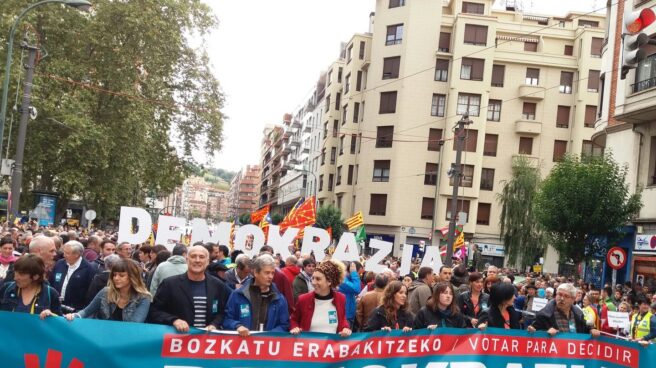 Decenas de miles de personas al inicio de la manifestacion en favor del referéndum celebrada en Bilbao.