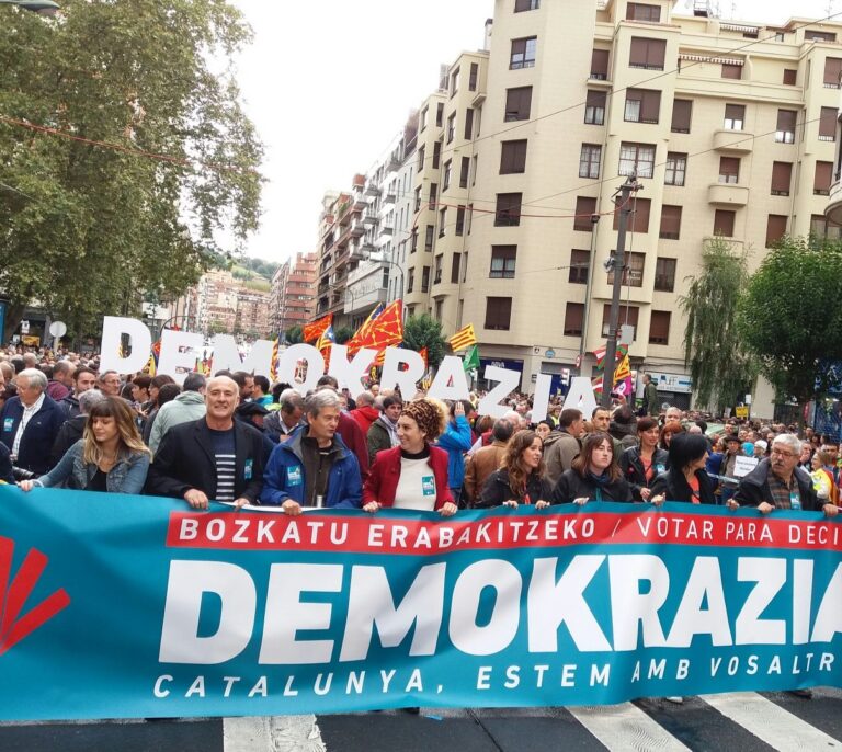 El PNV se vuelca junto a Bildu en una marcha mutitudinaria de apoyo al 1-O