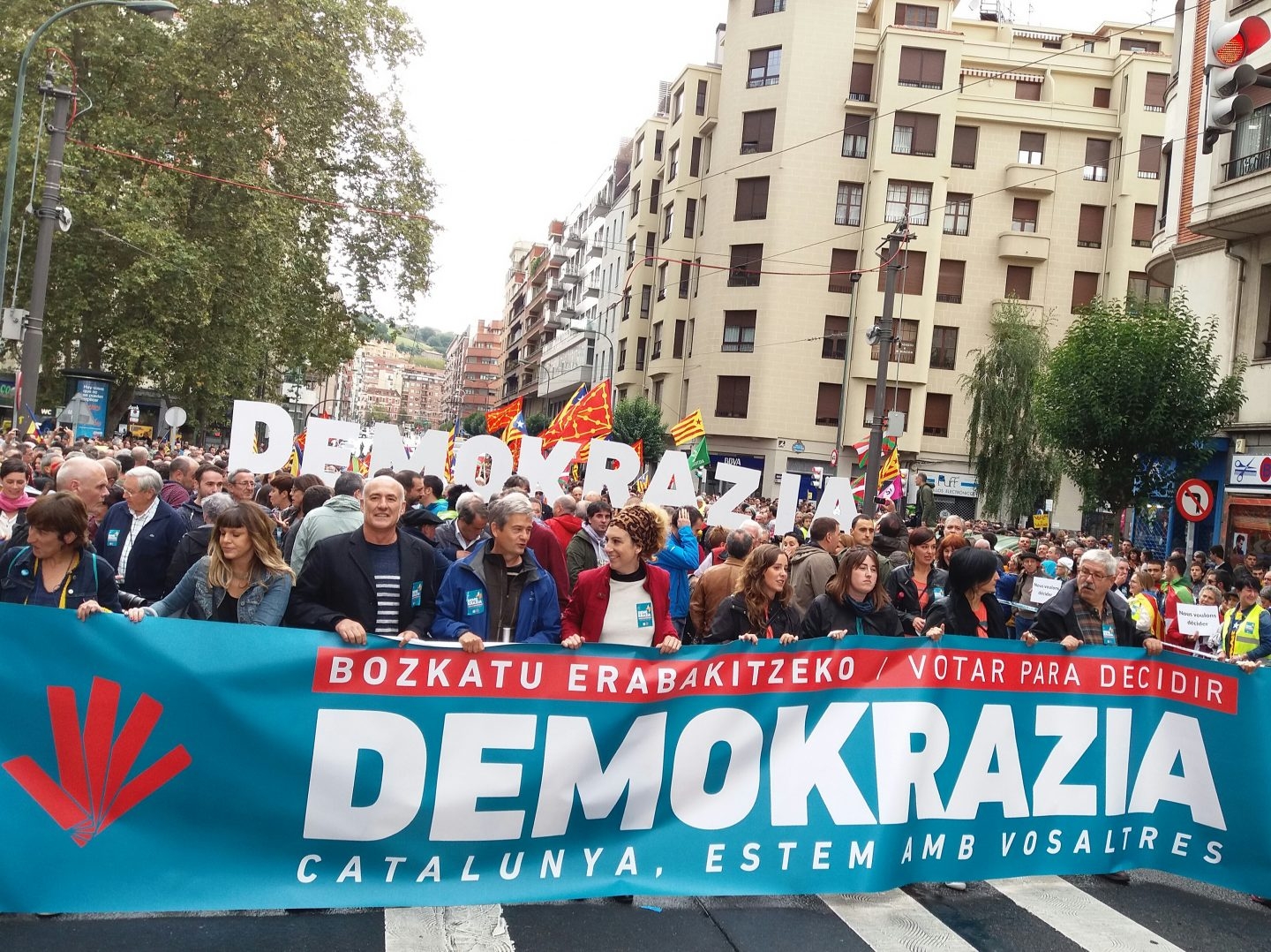 Decenas de miles de personas al inicio de la manifestacion en favor del referéndum celebrada en Bilbao.