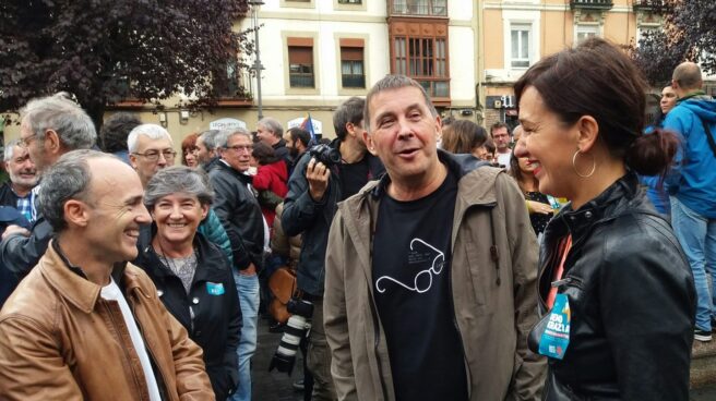 Arnaldo Otegi, junto a la parlamentaria de EH Bildu, Jasone Agirre durante la marcha en apoyo al referéndum del 1-0 celebrada en Bilbao.