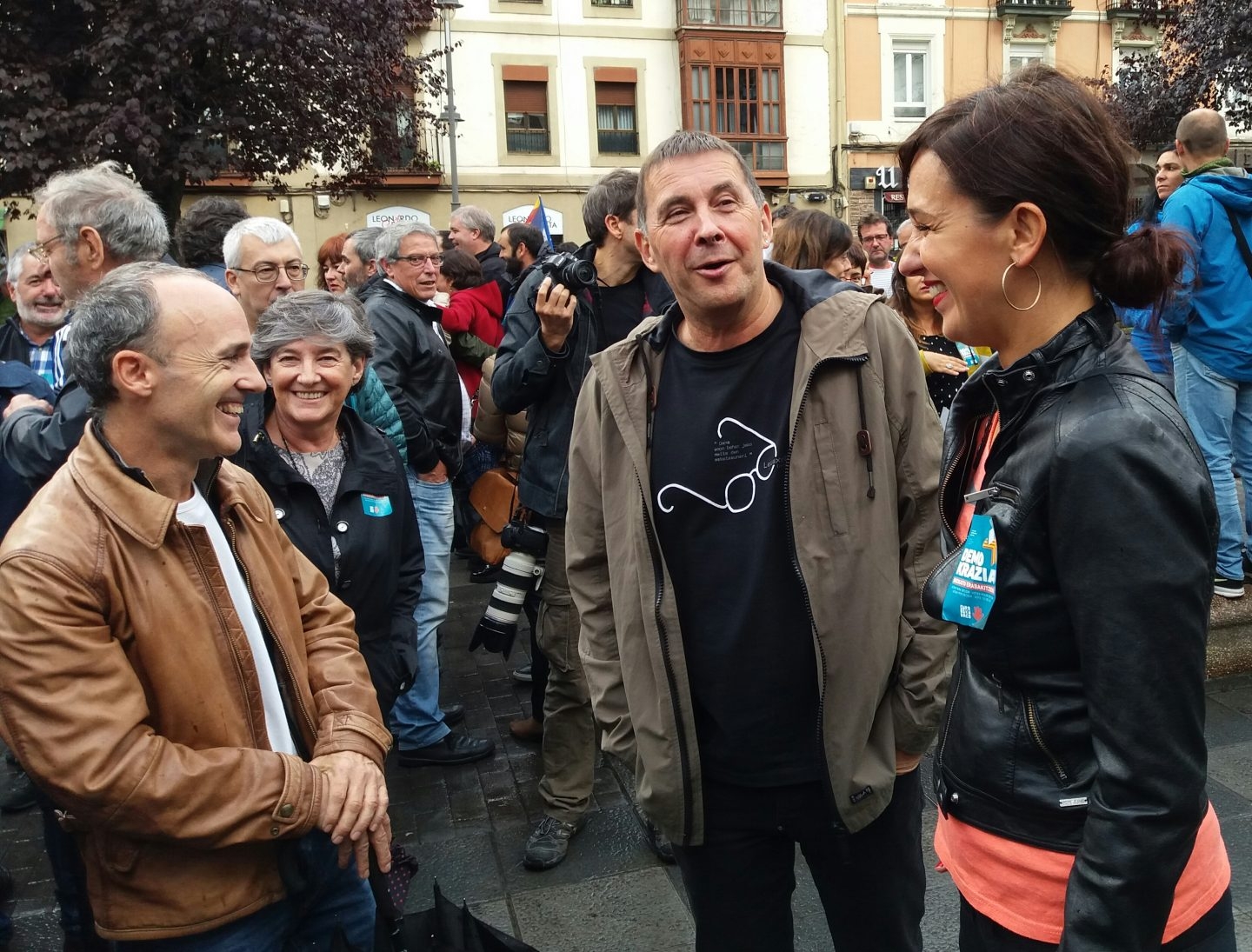Arnaldo Otegi, junto a la parlamentaria de EH Bildu, Jasone Agirre durante la marcha en apoyo al referéndum del 1-0 celebrada en Bilbao.