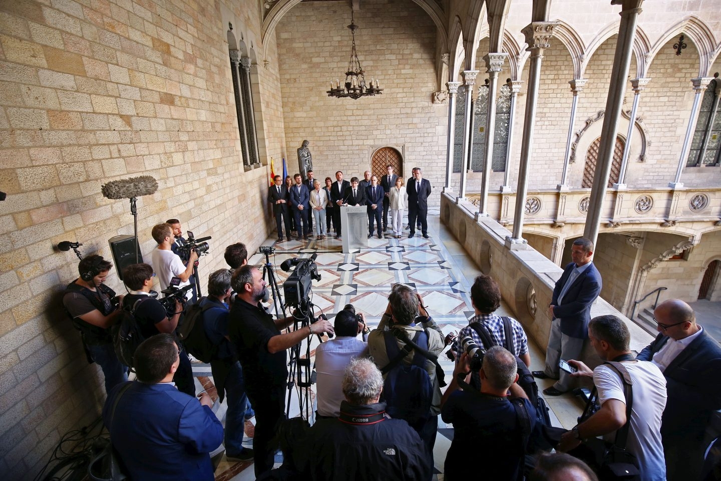 Puigdemont califica de "represivo" y "antidemocrático" al Gobierno español