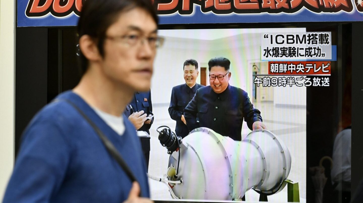 El líder de Corea del Norte, Kim Jong-Un, posa con una supuesta bomba de hidrógeno para la televisión oficial del país.