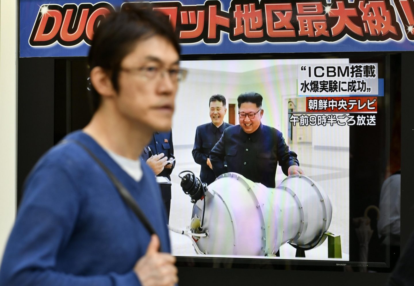 El líder de Corea del Norte, Kim Jong-Un, posa con una supuesta bomba de hidrógeno para la televisión oficial del país.