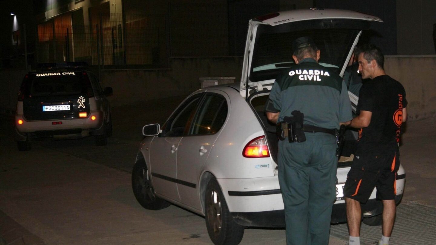 Miembros de la Guardia Civil registran un vehículo en una imprenta de Constantí.
