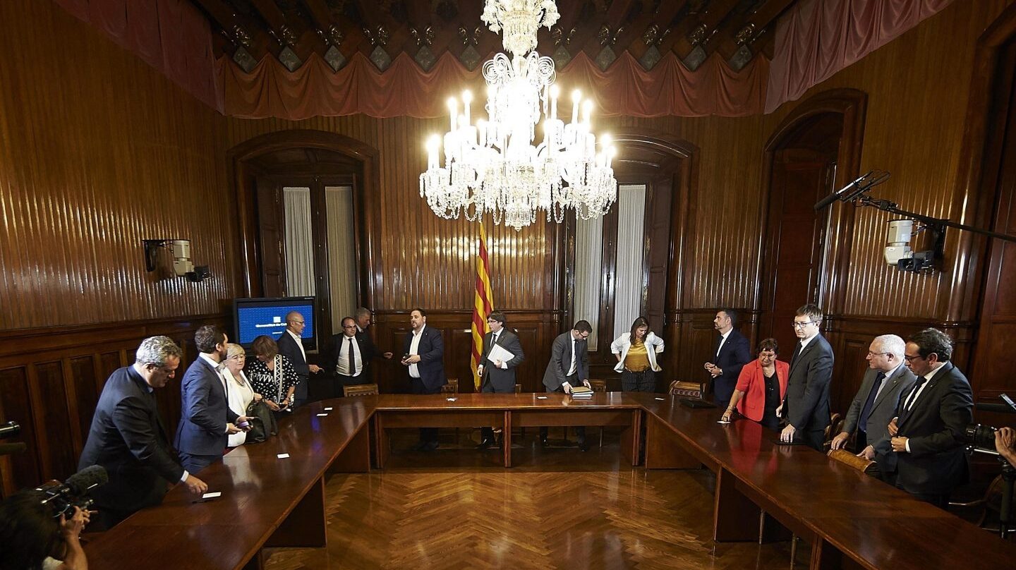 Vista general de la mesa durante la firma de la convocatoria de referéndum.