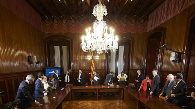 Vista general de la mesa durante la firma de la convocatoria de referéndum.