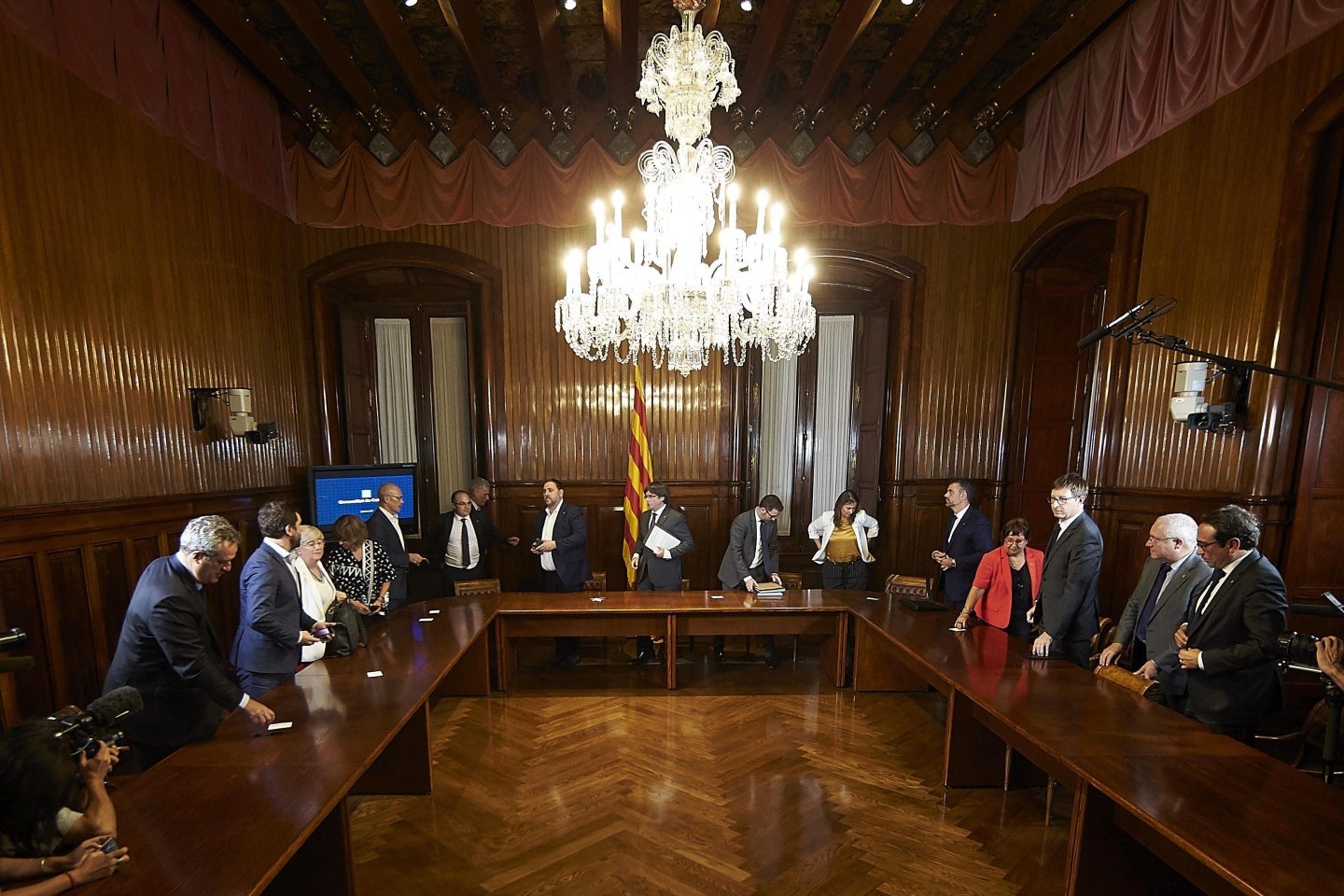 Vista general de la mesa durante la firma de la convocatoria de referéndum.