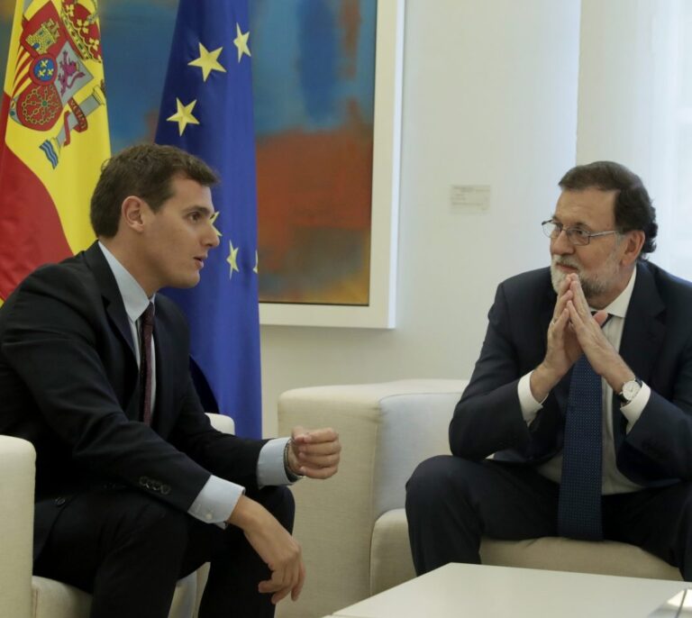 Rivera defiende la moción catalana y pide una "foto de los tres líderes" ante el 1-O