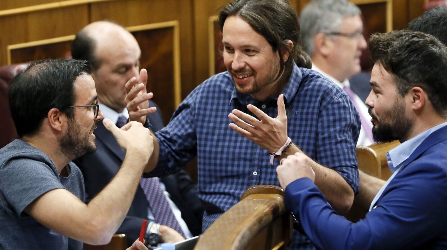 Pablo Iglesias, líder de Podemos, junto a Gabriel Rufián, de ERC, este martes en el Congreso de los Diputados.