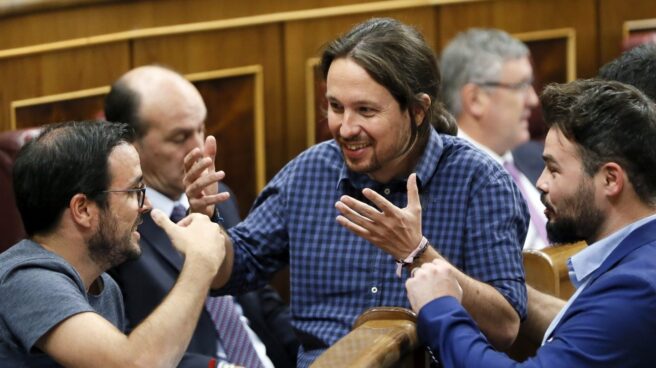 Pablo Iglesias, líder de Podemos, junto a Gabriel Rufián, de ERC, este martes en el Congreso de los Diputados.