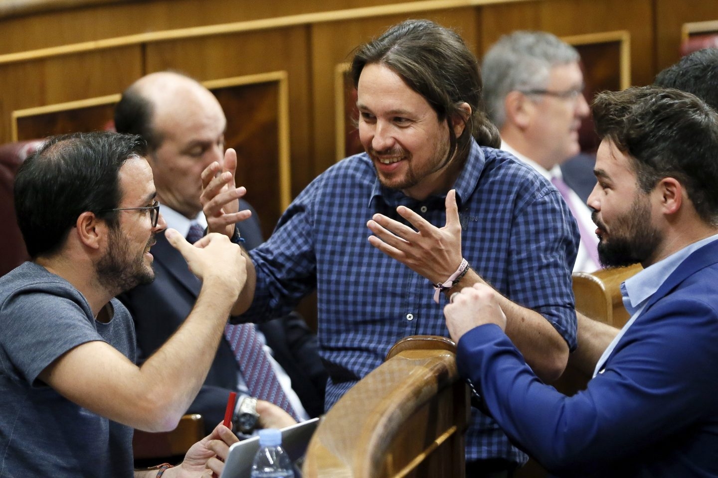 Pablo Iglesias, líder de Podemos, junto a Gabriel Rufián, de ERC, este martes en el Congreso de los Diputados.