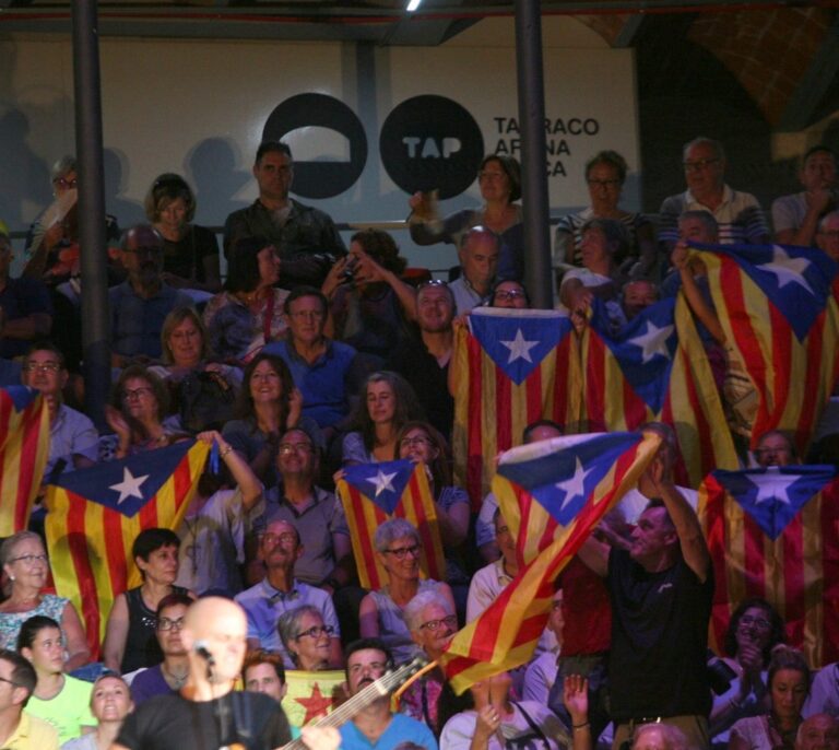 Gobierno y PSOE pactan no entrar en provocaciones en Cataluña para evitar incendiar la calle