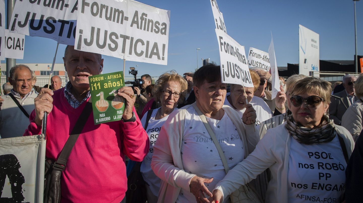 Un centenar de afectados por la presunta estafa de Fórum Filatélico, concentrados en la Audiencia Nacional antes del comienzo del juicio.
