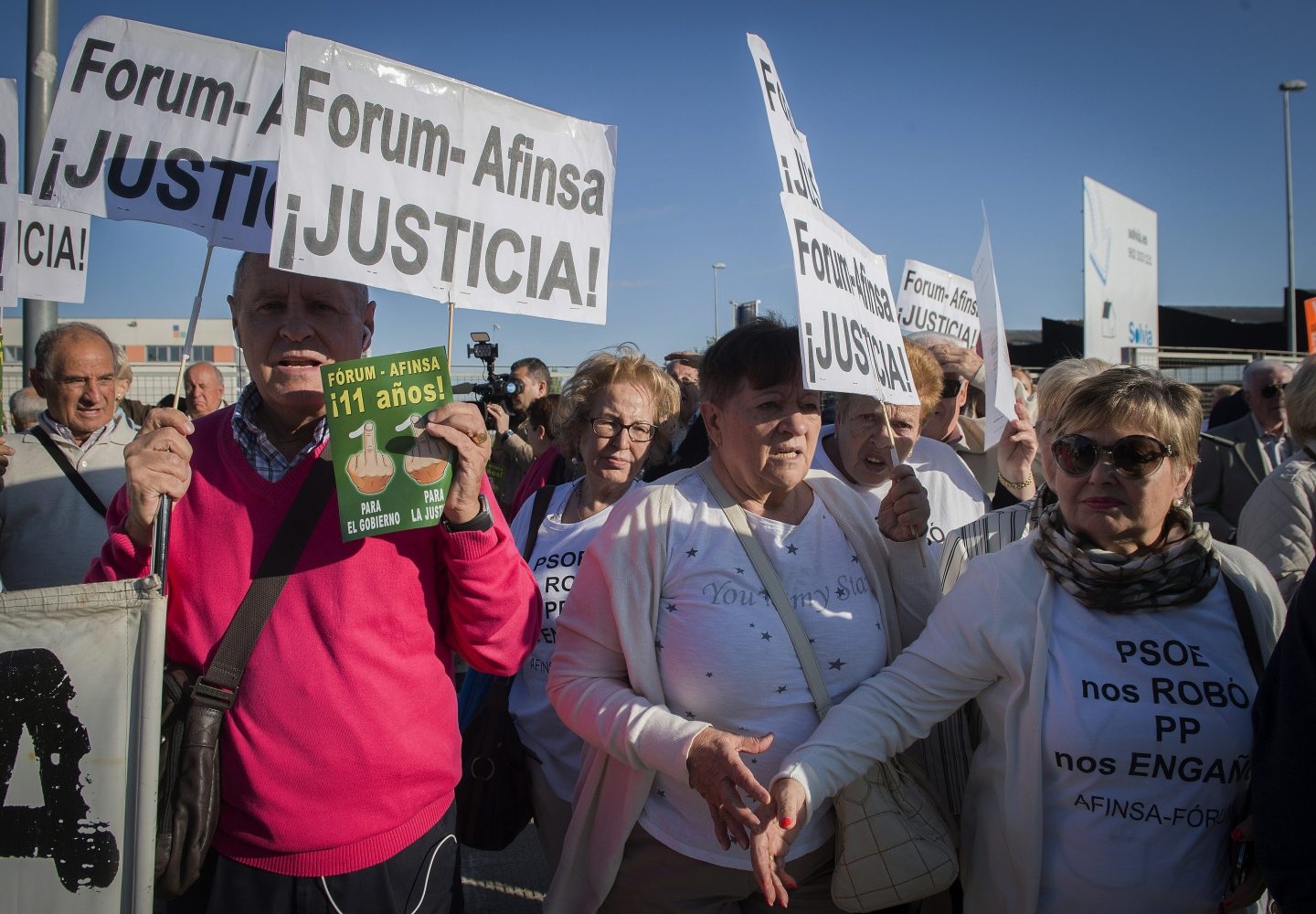 Un centenar de afectados por la presunta estafa de Fórum Filatélico, concentrados en la Audiencia Nacional antes del comienzo del juicio.