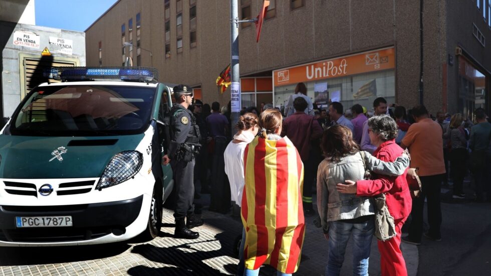 Numerosas personas permanecen ante la oficina de la empresa de mensajería Unipost en Terrassa (Barcelona), durante el registro que agentes de la Guardia Civil están efectuando en dicho local, donde se han incautado de abundante documentación relacionada con el censo del referéndum del 1-O.