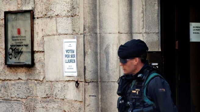 Un guardia civil, este martes a las puertas de la sede de la empresa Aguas de Girona.