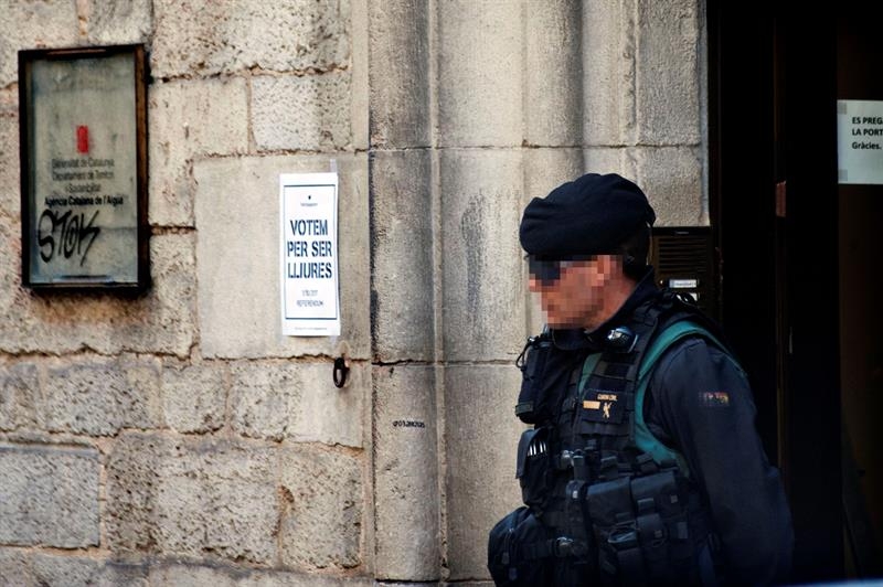 Un guardia civil, este martes a las puertas de la sede de la empresa Aguas de Girona.